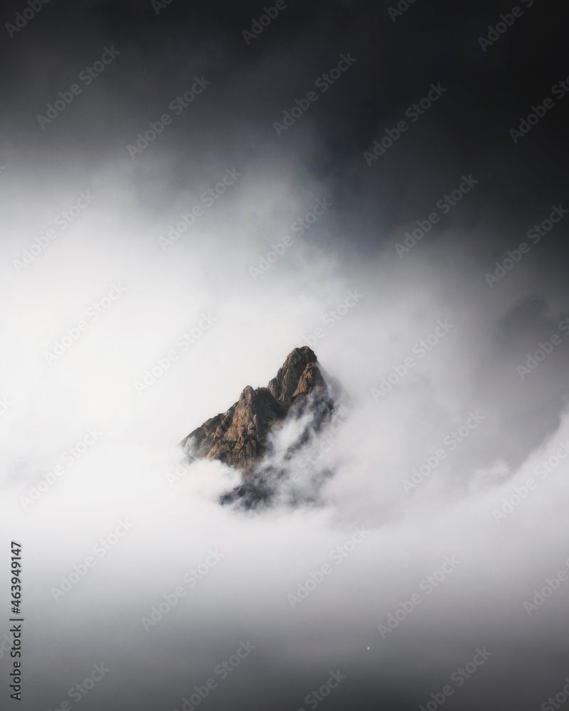迷雾重重的朱利安阿尔卑斯峰背景