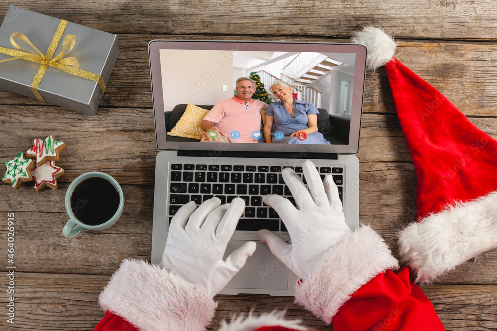 圣诞老人在圣诞笔记本电脑上与高加索夫妇视频通话