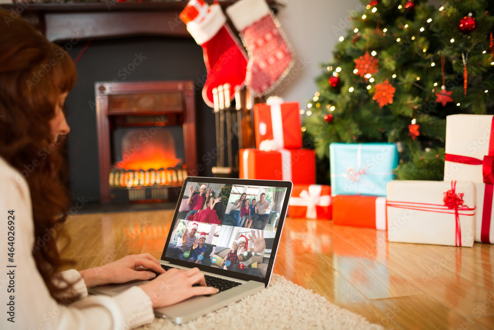 圣诞平板电脑上的白人女性与一群不同的朋友视频通话