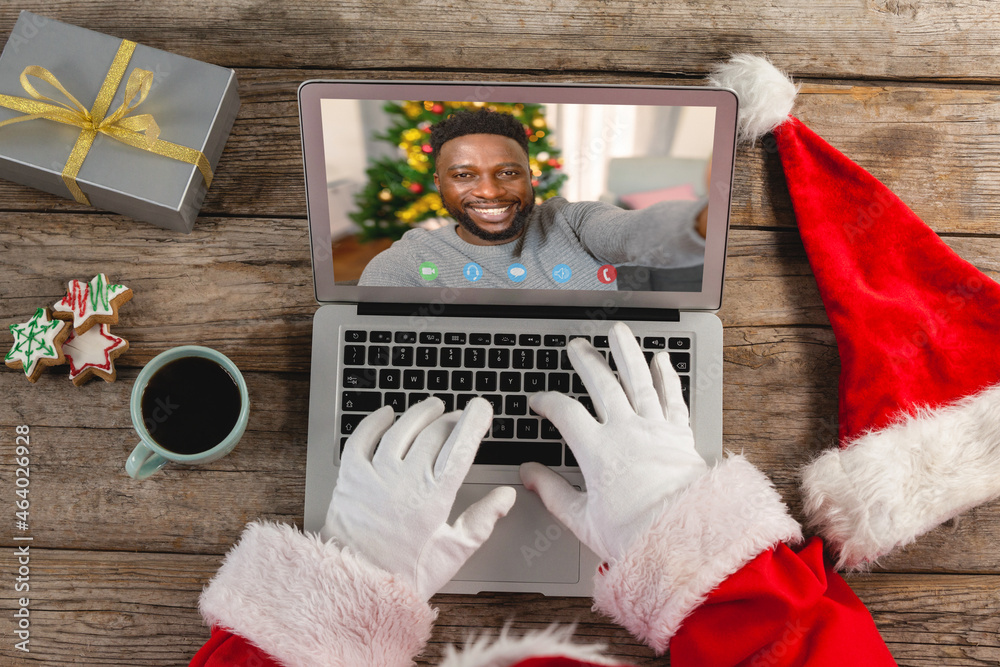 圣诞老人在圣诞笔记本电脑上与非裔美国人视频通话