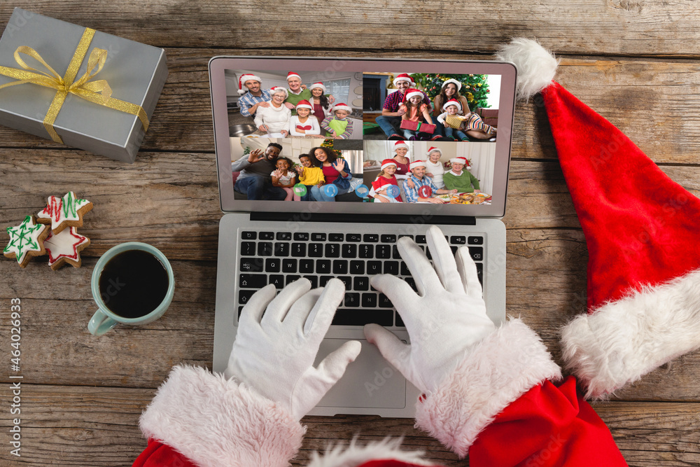 圣诞老人在圣诞笔记本电脑上与不同的朋友群视频通话