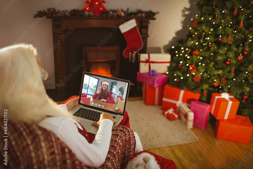 高加索圣诞老人在圣诞笔记本电脑上与高加索女人视频通话