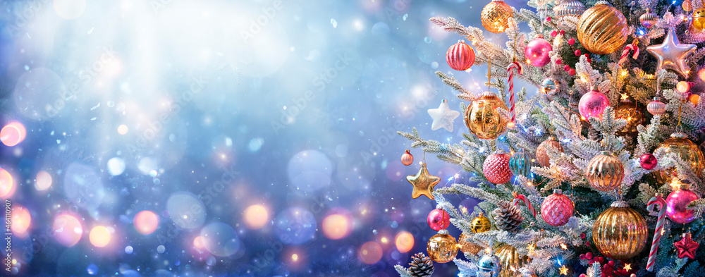 圣诞树-蓝色背景下的装饰品和雪，带有闪亮的灯光