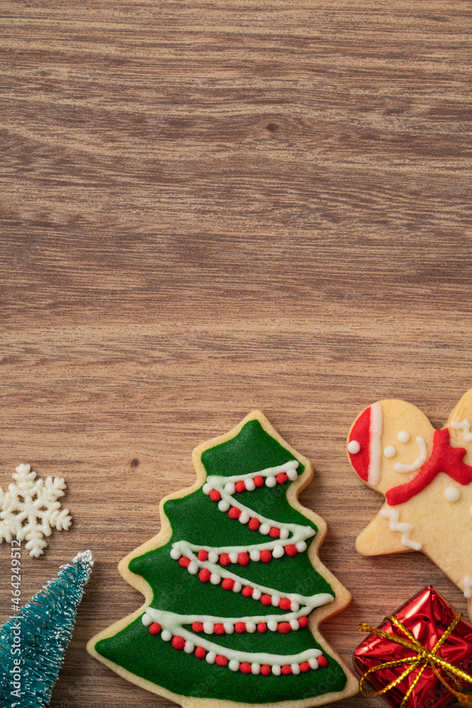 装饰圣诞姜饼饼干，木质餐桌背景装饰。