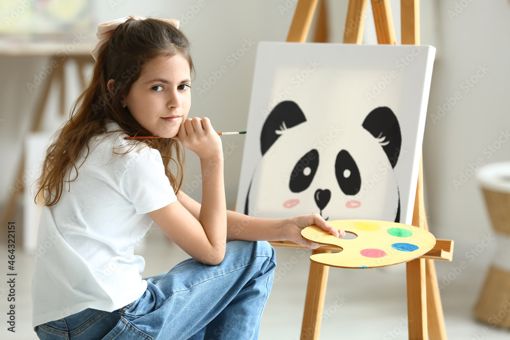 可爱的小女孩在家画画