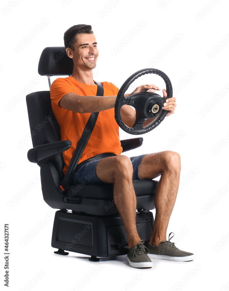 男子坐在汽车座椅上，方向盘在白色背景上