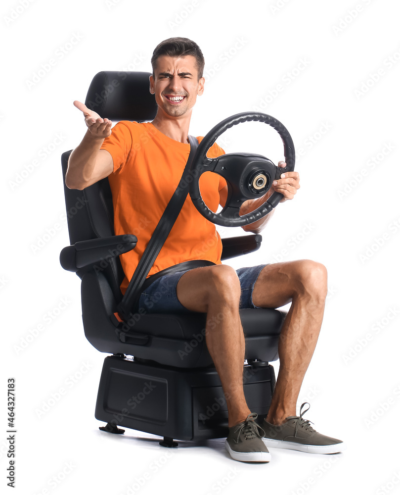 愤怒的男子坐在汽车座椅上，方向盘在白色背景上