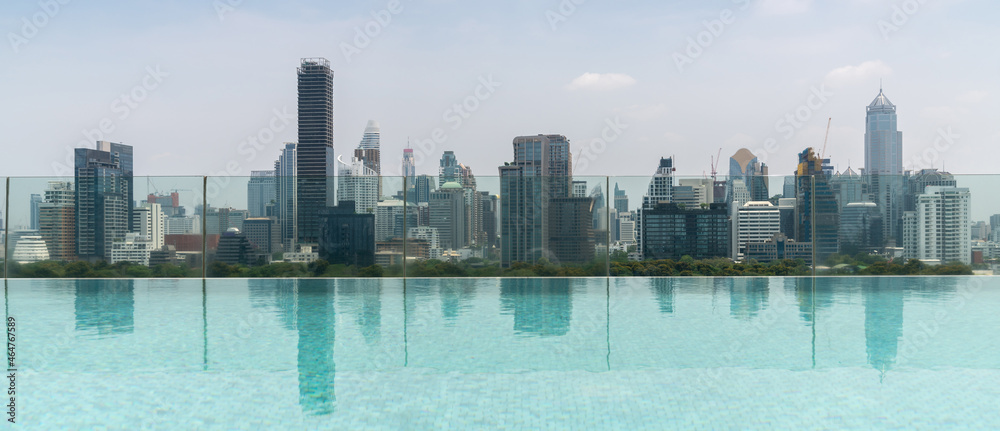 大都市的城市景观和高层建筑，清晨有水的反射。