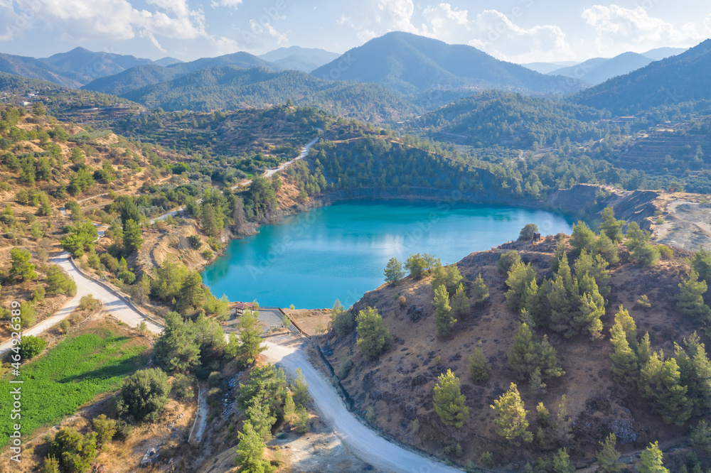 从塞浦路斯Xyliatos地区废弃的露天采矿中开采湖泊。旧弃土堆的重新造林f