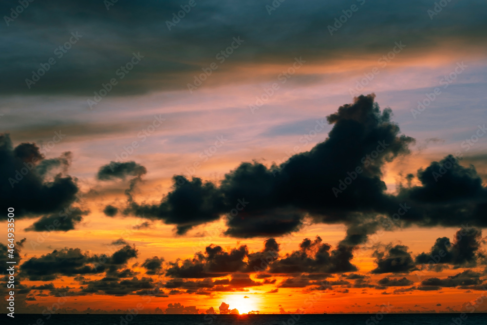 美丽的运动模糊了长时间曝光的日落或日出，平静的海面上有戏剧性的天空云层