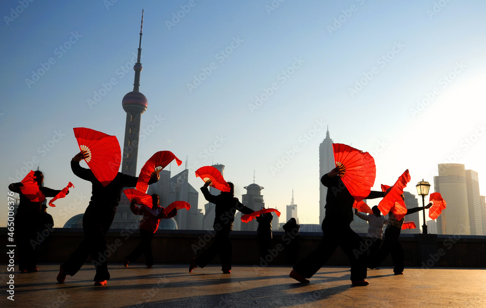 与粉丝一起跳中国传统舞蹈。