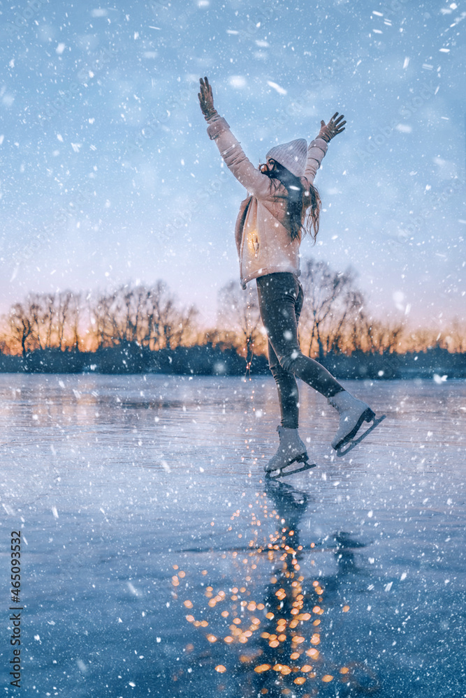 一个女孩穿着溜冰鞋在雪地上旋转。活跃的寒假