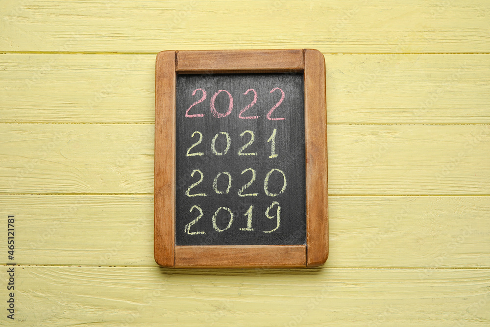 彩色木背景下黑板上的2019-2022年数字