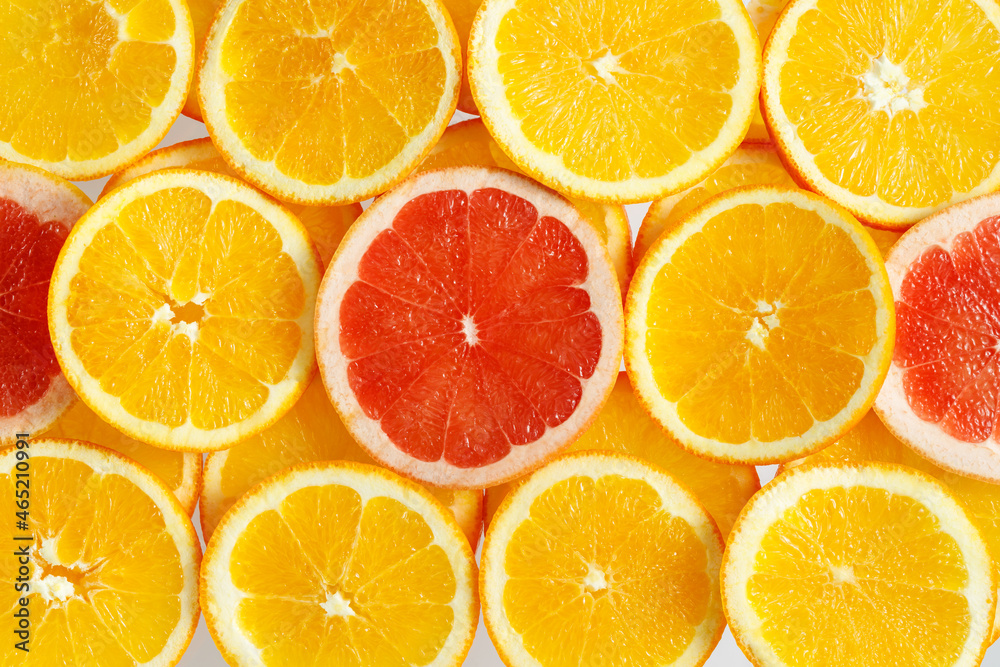 新鲜多汁的葡萄柚和橙子片特写俯视图。