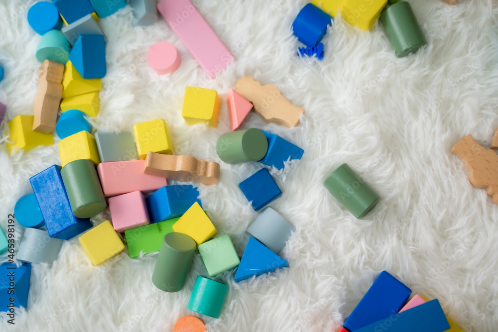 彩色玩具块、木砖、乐高、儿童教育玩具的俯视图。