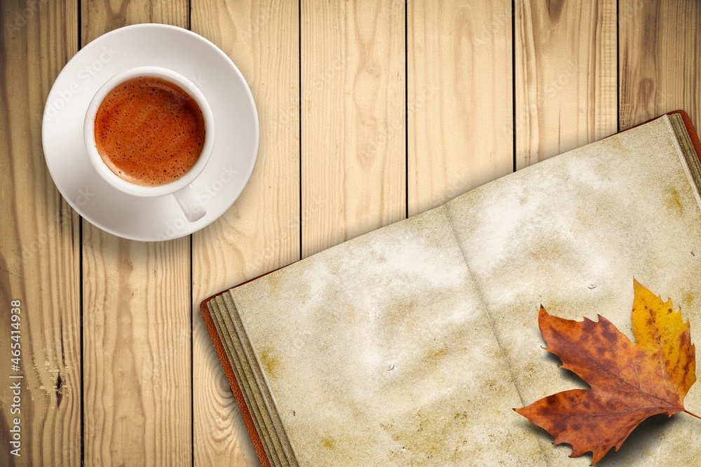 秋天，在一张乡村木桌上用时尚的钢笔写空白日记，放一杯咖啡