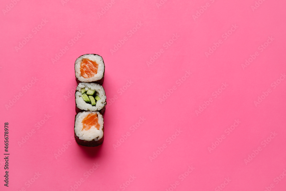 美味的三文鱼和黄瓜maki寿司彩色背景