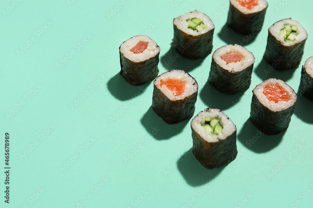 美味的黄瓜和三文鱼寿司，彩色背景，特写