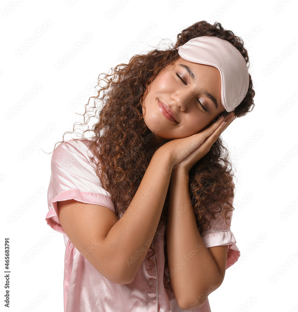 白人背景下戴着粉色睡眠面罩的年轻非裔美国妇女