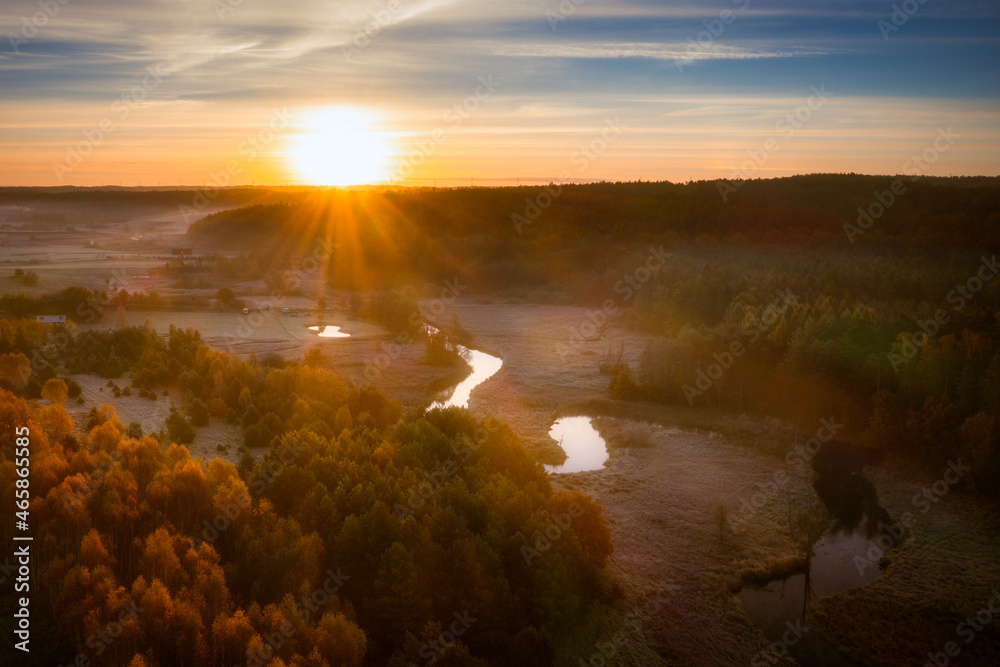 波兰卡舒比亚，日出前，拉杜尼亚河在秋天的风景中蜿蜒而行