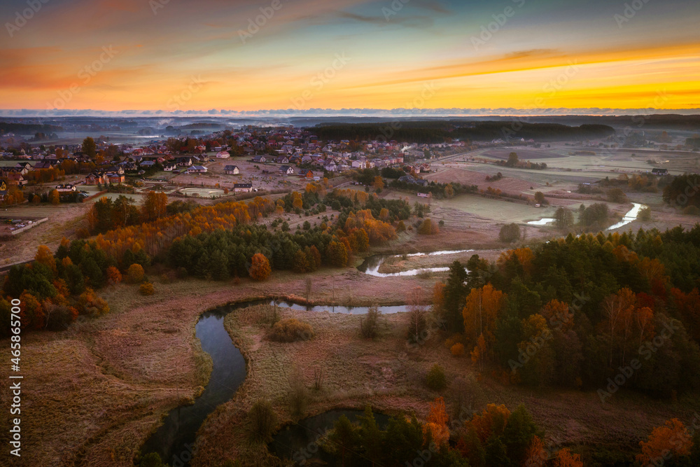 Radunia河在日出前的秋色中蜿蜒而行，卡舒比亚。波兰
