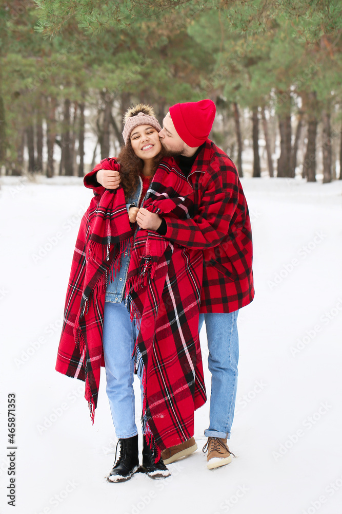 冬日森林里幸福的年轻夫妇