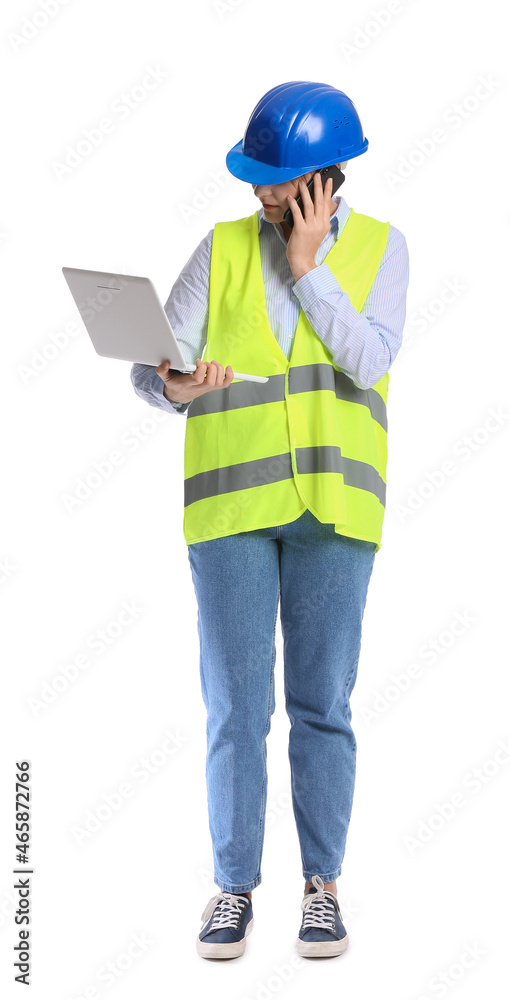 白底女建筑工人拿着笔记本电脑用手机通话