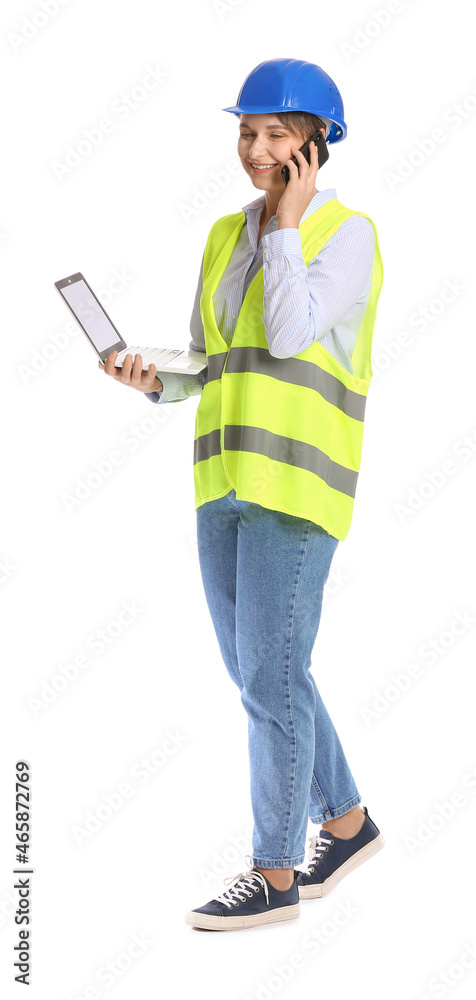 白底女建筑工人拿着笔记本电脑用手机通话