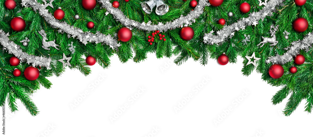 白色隔离的宽拱形圣诞边界，由新鲜的冷杉树枝和装饰物组成