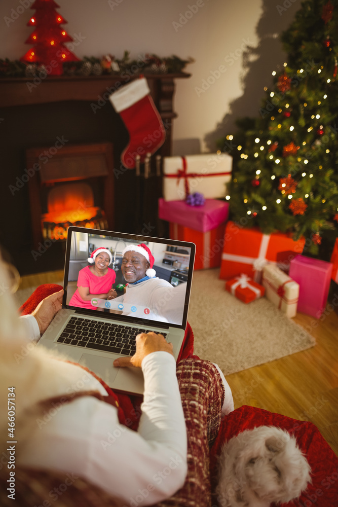 圣诞老人与一对幸福、微笑的非洲裔美国老夫妇进行圣诞笔记本电脑视频通话
