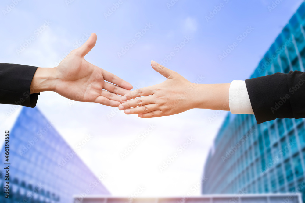商务伙伴在蓝天背景下握手的双重曝光，busi