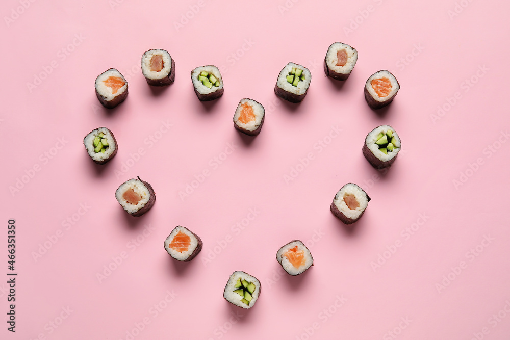 彩色背景上美味的maki寿司制成的心形框架