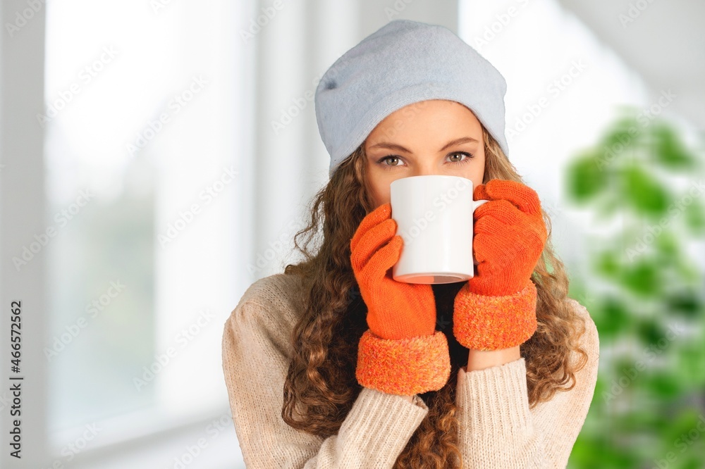 冬季，女性正在为家庭供暖散热器预热