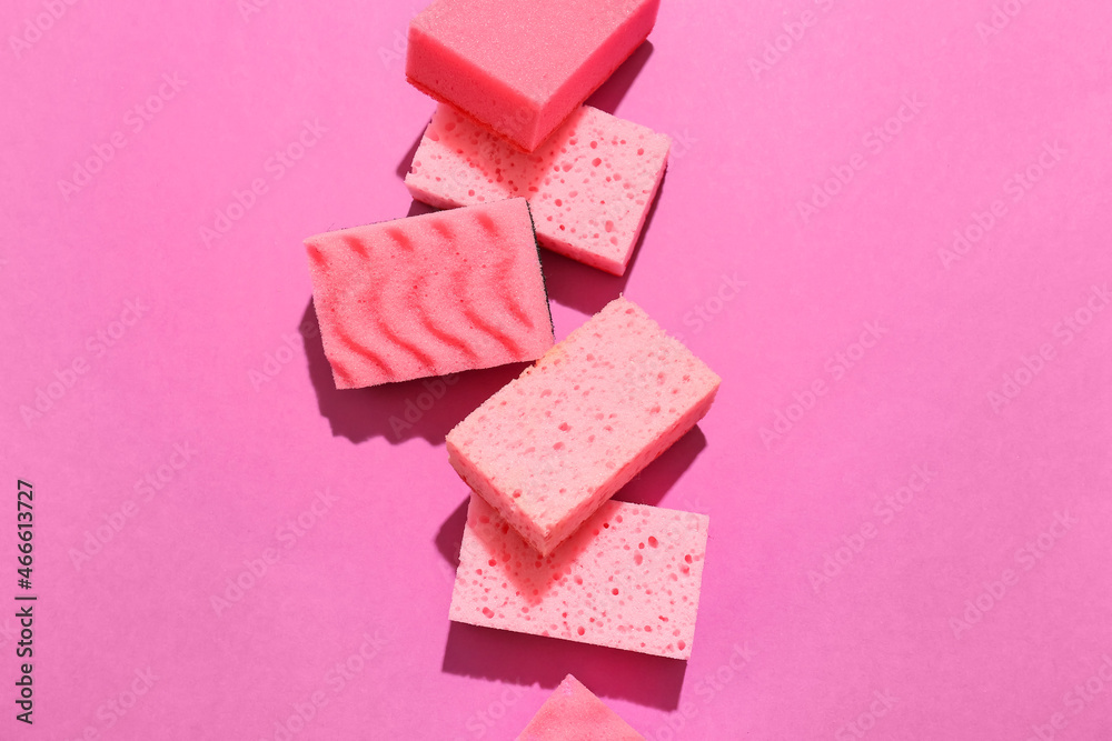 彩色背景上的粉红色清洁海绵