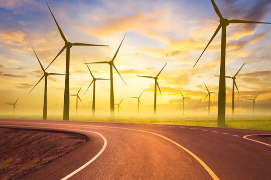 日落时的道路和风力涡轮机
