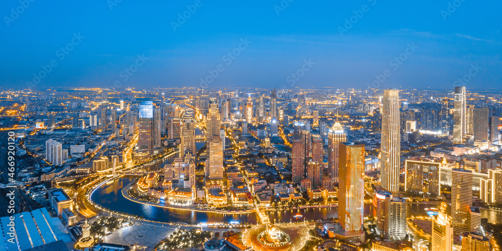 中国天津金湾广场和世纪钟CBD城市天际线夜间航拍