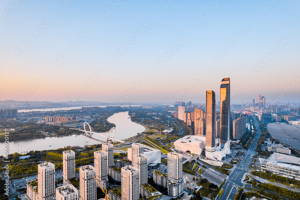 中国江苏南京，南京眼桥和保利剧院城市天际线鸟瞰图