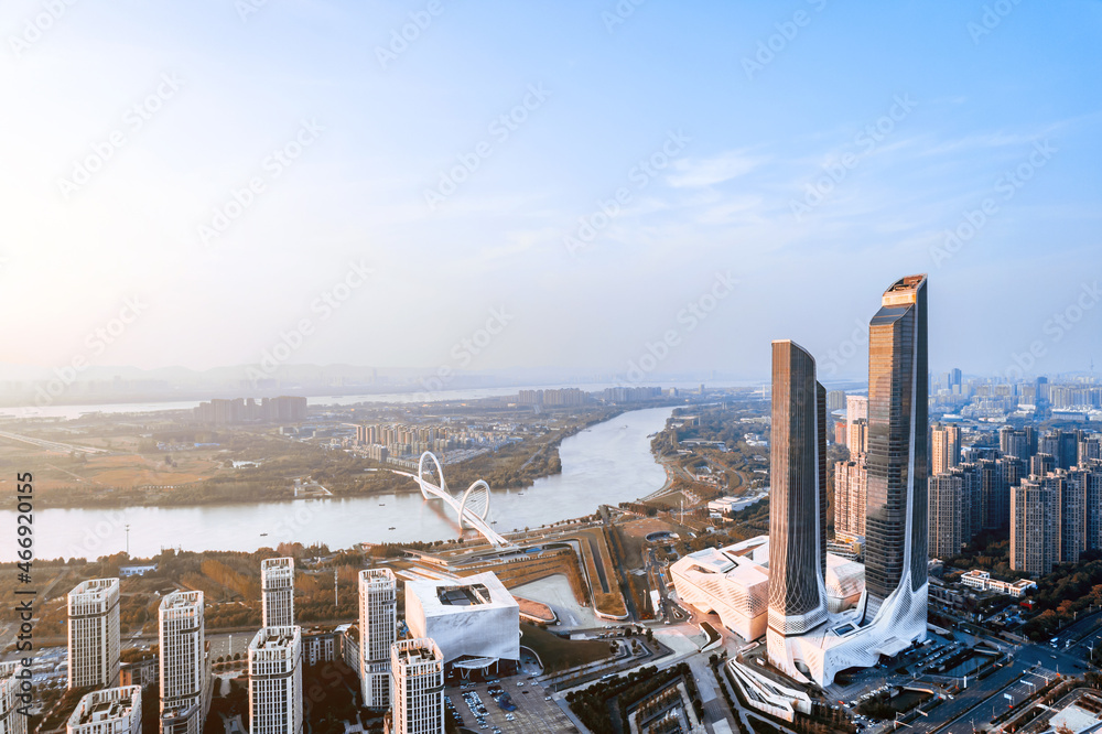 南京眼桥和保利剧院城市天际线鸟瞰图，中国江苏省南京市