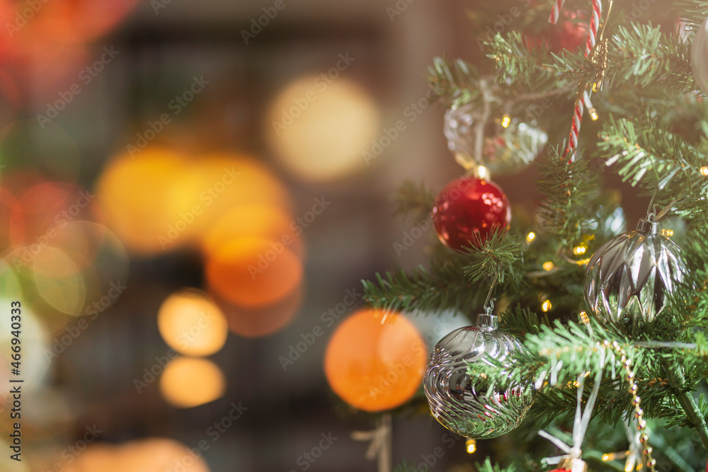 圣诞背景-装饰品和云杉树的树枝，闪亮的圣诞红球挂在松树上br