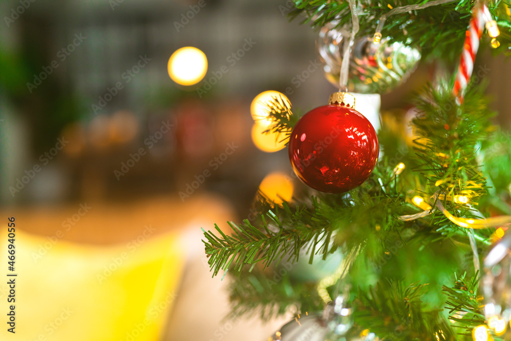 圣诞背景-装饰品和云杉树枝，闪亮的圣诞红球挂在松树上br