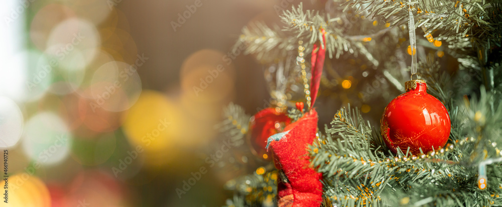 圣诞背景-云杉树的小玩意和树枝，闪亮的圣诞红球挂在松树上br