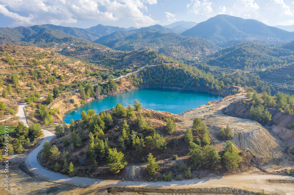 塞浦路斯Xyliatos废弃硫铁矿露天矿坑中的Memi湖。生态恢复和造林