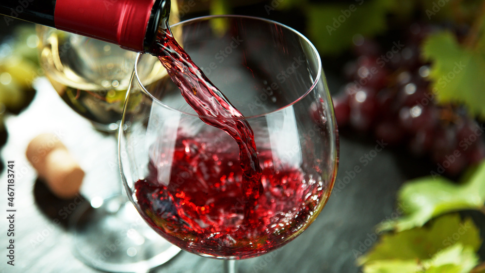 将红酒倒入玻璃杯的宏观镜头。