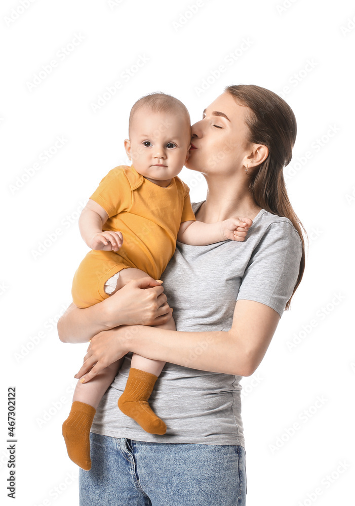 年轻母亲在白色背景下亲吻小婴儿