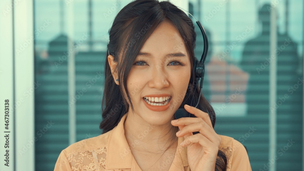 女商人在视频会议中积极交谈的视频通话摄像头视图。呼叫中心，电话营销