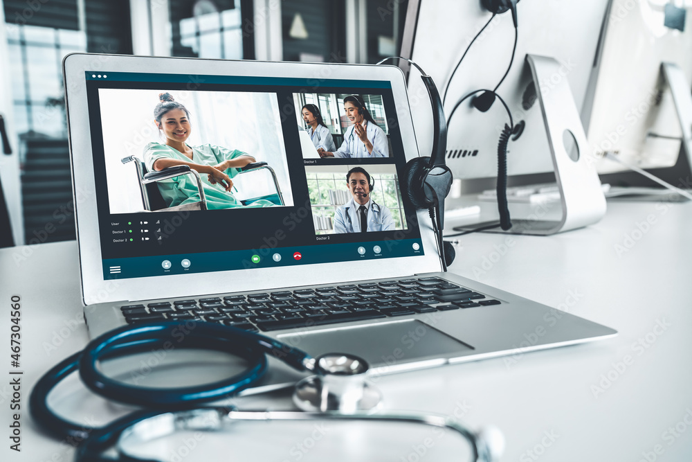 远程医疗服务在线视频通话，医生通过远程健康车主动与患者聊天