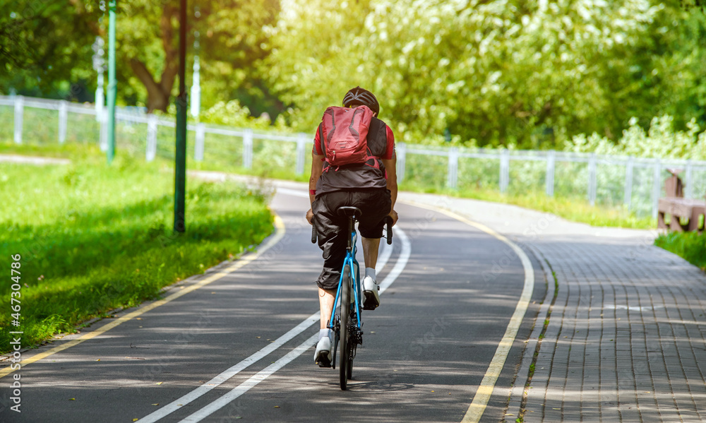 骑自行车的人在城市公园的自行车道上骑行