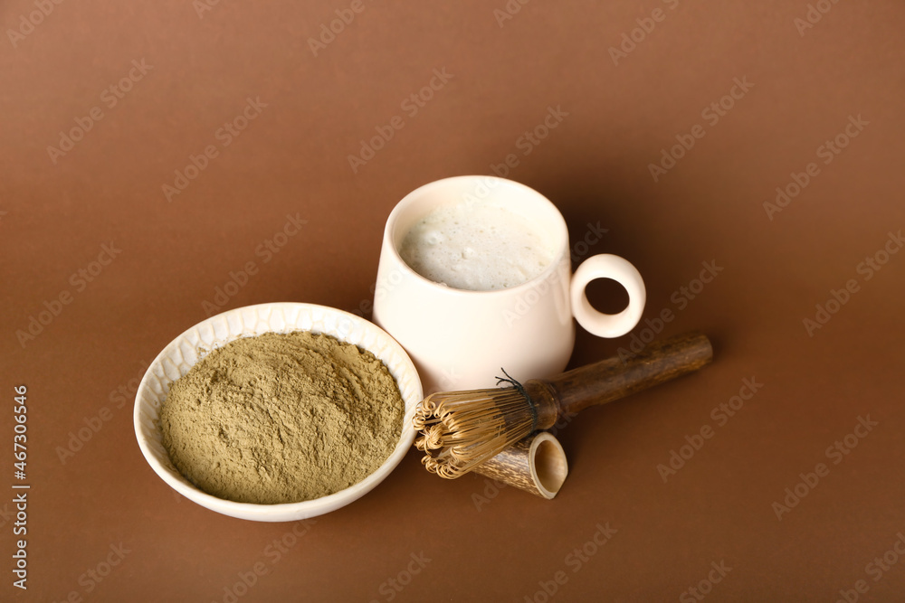 碗里有可可茶粉、一杯茶和棕色背景的追逐