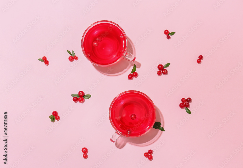 一杯杯粉红色背景的美味lingonberry茶