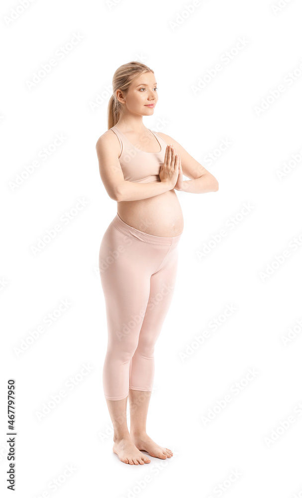 年轻孕妇在白色背景下冥想
